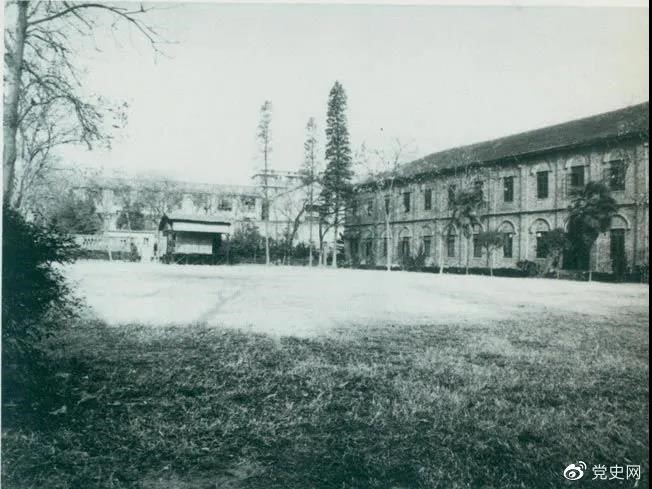 　　1927年3月18日，毛澤東出席在武昌舉行的河南武裝農(nóng)民代表大會，并作湖南農(nóng)運狀況報告。圖為大會會場——武昌農(nóng)講所大操場。