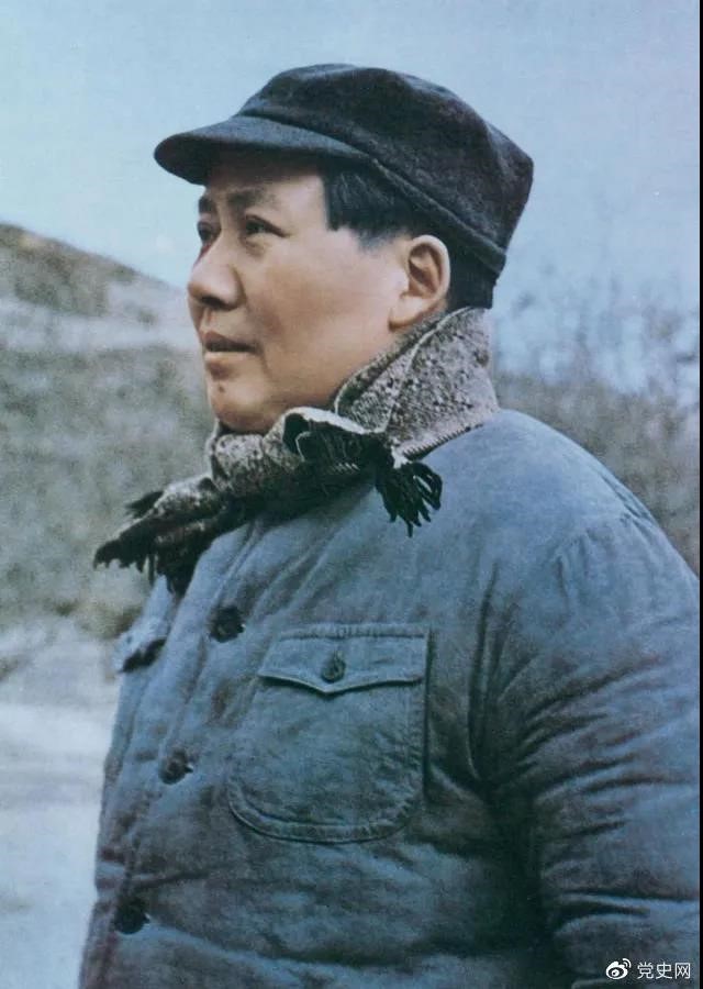 　　1947年3月18日，中共中央機關(guān)主動撤離延安。毛澤東和周恩來、任弼時等繼續(xù)留在陜北，指揮全國人民解放戰(zhàn)爭。這是轉(zhuǎn)戰(zhàn)陜北前夕的毛澤東。
